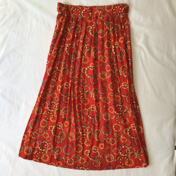 Petite Sophisticate - Red skirt with circles and triangles of yellow and black - Picture 2 of 10